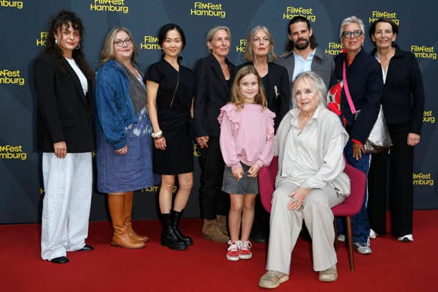 Doris Dörrie mit Yvonne Yung Hee Bormann, Leah Striker, Greta Sänger, Angela Winkler, Josef Ellers, Doris Kunstmann, Sabine Keller und Team bei der Premiere des Kinofilms Frau Winkler verlässt das Haus auf dem 34. Filmfest Hamburg 2026 im Cinemaxx Dammtor. Hamburg, 28.09.2026