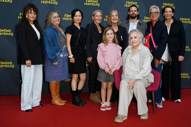 Doris Dörrie mit Yvonne Yung Hee Bormann, Leah Striker, Greta Sänger, Angela Winkler, Josef Ellers, Doris Kunstmann, Sabine Keller und Team bei der Premiere des Kinofilms Frau Winkler verlässt das Haus auf dem 34. Filmfest Hamburg 2026 im Cinemaxx Dammtor. Hamburg, 28.09.2026