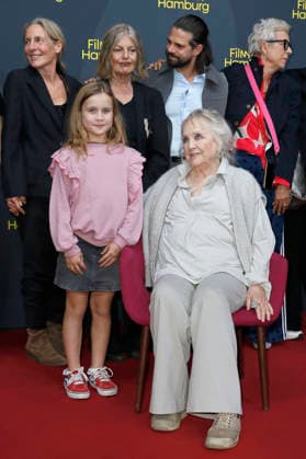 Gast, Greta Sänger, Angela Winkler, Josef Ellers, Doris Kunstmann und Doris Dörrie bei der Premiere des Kinofilms Frau Winkler verlässt das Haus auf dem 34. Filmfest Hamburg 2026 im Cinemaxx Dammtor. Hamburg, 28.09.2026