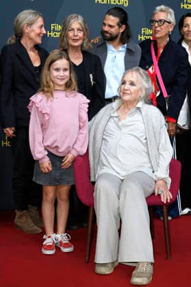 Gast, Greta Sänger, Angela Winkler, Josef Ellers, Doris Kunstmann und Doris Dörrie bei der Premiere des Kinofilms Frau Winkler verlässt das Haus auf dem 34. Filmfest Hamburg 2026 im Cinemaxx Dammtor. Hamburg, 28.09.2026