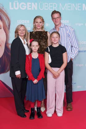Johanna Gastdorf, Elise Lindner, Rosalie Thomass, Emma Mütze und Golo Euler bei der Premiere des Kinofilms Lügen über meine Mutter in der Astor Film Lounge im Arri. München, 28.09.2026