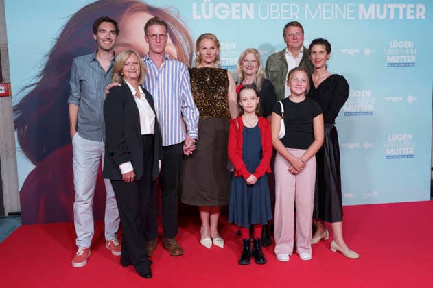 Aron Lehmann, Johanna Gastdorf, Golo Euler, Rosalie Thomass, Elise Lindner, Judith Erber, Emma Mütze, Timm Oberwelland und Daniela Dröscher bei der Premiere des Kinofilms Lügen über meine Mutter in der Astor Film Lounge im Arri. München, 28.09.2026