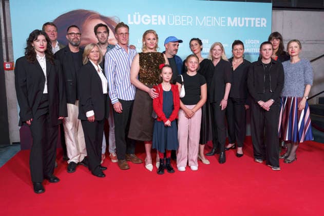 Aron Lehmann, Johanna Gastdorf, Golo Euler, Rosalie Thomass, Elise Lindner, Judith Erber, Emma Mütze, Timm Oberwelland und Daniela Dröscher mit Cast und Team bei der Premiere des Kinofilms Lügen über meine Mutter in der Astor Film Lounge im Arri. München, 28.09.2026