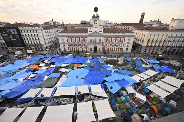 Tent protest continues against housing crisis in Spain MADRID, SPAIN - SEPTEMBER 29 : Protesters continue their tent-city demonstration at Sol Square, demanding solutions from central and regional governments to combat the country s housing crisis, following the court-ordered and police-enforced eviction on September 23 of 87-year-old Mari Carmen, a symbolic figure who became unable to afford the rent on her 70-year residence on September 29, 2026 in Madrid, Spain. Burak Akbulut Anadolu Madrid Spain. Editorial use only. Please get in touch for any other usage.  Copyright: x2026xAnadoluxBurakxAkbulutx