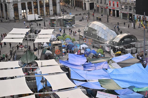 Tent protest continues against housing crisis in Spain MADRID, SPAIN - SEPTEMBER 29 : Protesters continue their tent-city demonstration at Sol Square, demanding solutions from central and regional governments to combat the country s housing crisis, following the court-ordered and police-enforced eviction on September 23 of 87-year-old Mari Carmen, a symbolic figure who became unable to afford the rent on her 70-year residence on September 29, 2026 in Madrid, Spain. Burak Akbulut Anadolu Madrid Spain. Editorial use only. Please get in touch for any other usage.  Copyright: x2026xAnadoluxBurakxAkbulutx
