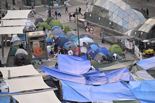 Tent protest continues against housing crisis in Spain MADRID, SPAIN - SEPTEMBER 29 : Protesters continue their tent-city demonstration at Sol Square, demanding solutions from central and regional governments to combat the country s housing crisis, following the court-ordered and police-enforced eviction on September 23 of 87-year-old Mari Carmen, a symbolic figure who became unable to afford the rent on her 70-year residence on September 29, 2026 in Madrid, Spain. Burak Akbulut Anadolu Madrid Spain. Editorial use only. Please get in touch for any other usage.  Copyright: x2026xAnadoluxBurakxAkbulutx