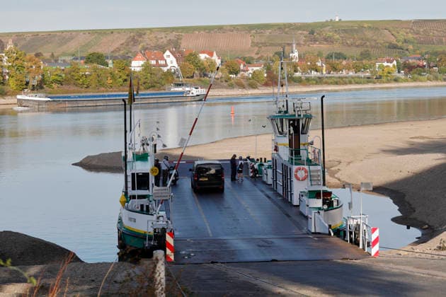 Historischer Minuspegel 29.09.2026 Aufgrund Niedrigwasser weist der Rhein für die Fähre Landskrone zwischen Kornsand und Nierstein für Worms einen aktuellen Minuspegel von minus 27 Zentimeter auf. Dies ist ein historisches Rekordtief. Baggerarbeiten in den letzten Tagen an der Anlegestelle Kornsand ermöglichen jetzt das Anlegen der Rheinfähre mit geringer Ladungsauslastung. Erst längerer Niederschlag würde die Situation verbessern Kornsand Hessen Deutschland