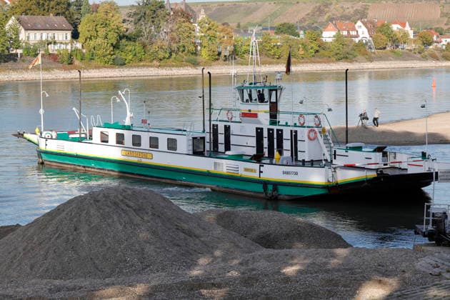 Historischer Minuspegel 29.09.2026 Aufgrund Niedrigwasser weist der Rhein für die Fähre Landskrone zwischen Kornsand und Nierstein für Worms einen aktuellen Minuspegel von minus 27 Zentimeter auf. Dies ist ein historisches Rekordtief. Baggerarbeiten in den letzten Tagen an der Anlegestelle Kornsand ermöglichen jetzt das Anlegen der Rheinfähre mit geringer Ladungsauslastung. Erst längerer Niederschlag würde die Situation verbessern Kornsand Hessen Deutschland