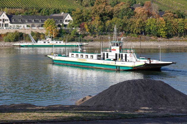 Historischer Minuspegel 29.09.2026 Aufgrund Niedrigwasser weist der Rhein für die Fähre Landskrone zwischen Kornsand und Nierstein für Worms einen aktuellen Minuspegel von minus 27 Zentimeter auf. Dies ist ein historisches Rekordtief. Baggerarbeiten in den letzten Tagen an der Anlegestelle Kornsand ermöglichen jetzt das Anlegen der Rheinfähre mit geringer Ladungsauslastung. Erst längerer Niederschlag würde die Situation verbessern Kornsand Hessen Deutschland