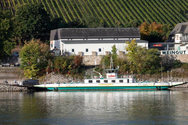 Historischer Minuspegel 29.09.2026 Aufgrund Niedrigwasser weist der Rhein für die Fähre Landskrone zwischen Kornsand und Nierstein für Worms einen aktuellen Minuspegel von minus 27 Zentimeter auf. Dies ist ein historisches Rekordtief. Baggerarbeiten in den letzten Tagen an der Anlegestelle Kornsand ermöglichen jetzt das Anlegen der Rheinfähre mit geringer Ladungsauslastung. Erst längerer Niederschlag würde die Situation verbessern Kornsand Hessen Deutschland