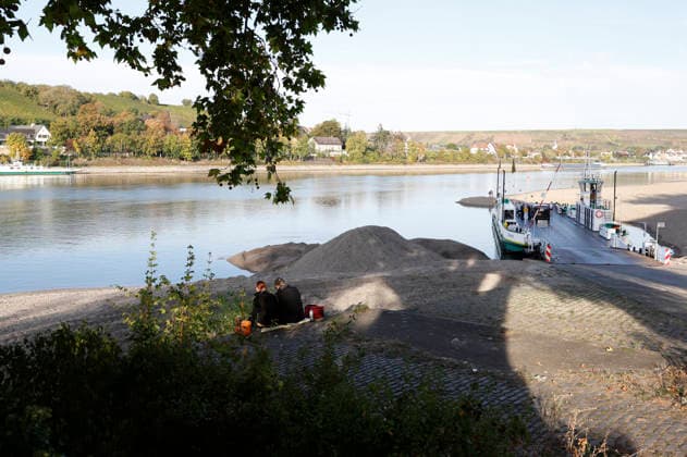 Historischer Minuspegel 29.09.2026 Aufgrund Niedrigwasser weist der Rhein für die Fähre Landskrone zwischen Kornsand und Nierstein für Worms einen aktuellen Minuspegel von minus 27 Zentimeter auf. Dies ist ein historisches Rekordtief. Baggerarbeiten in den letzten Tagen an der Anlegestelle Kornsand ermöglichen jetzt das Anlegen der Rheinfähre mit geringer Ladungsauslastung. Erst längerer Niederschlag würde die Situation verbessern Kornsand Hessen Deutschland