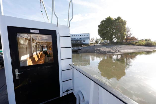 Historischer Minuspegel 29.09.2026 Aufgrund Niedrigwasser weist der Rhein für die Fähre Landskrone zwischen Kornsand und Nierstein für Worms einen aktuellen Minuspegel von minus 27 Zentimeter auf. Dies ist ein historisches Rekordtief. Baggerarbeiten in den letzten Tagen an der Anlegestelle Kornsand ermöglichen jetzt das Anlegen der Rheinfähre mit geringer Ladungsauslastung. Erst längerer Niederschlag würde die Situation verbessern Kornsand Hessen Deutschland