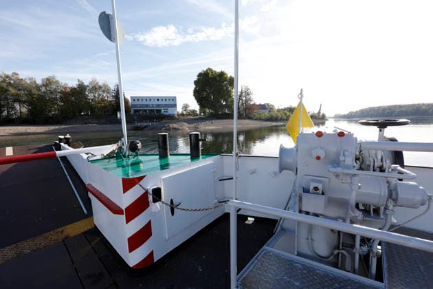Historischer Minuspegel 29.09.2026 Aufgrund Niedrigwasser weist der Rhein für die Fähre Landskrone zwischen Kornsand und Nierstein für Worms einen aktuellen Minuspegel von minus 27 Zentimeter auf. Dies ist ein historisches Rekordtief. Baggerarbeiten in den letzten Tagen an der Anlegestelle Kornsand ermöglichen jetzt das Anlegen der Rheinfähre mit geringer Ladungsauslastung. Erst längerer Niederschlag würde die Situation verbessern Kornsand Hessen Deutschland