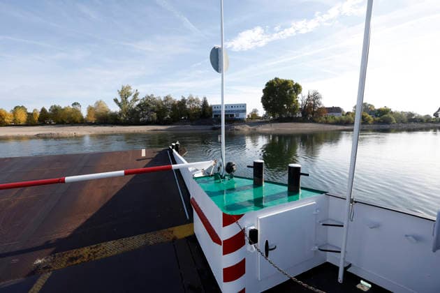 Historischer Minuspegel 29.09.2026 Aufgrund Niedrigwasser weist der Rhein für die Fähre Landskrone zwischen Kornsand und Nierstein für Worms einen aktuellen Minuspegel von minus 27 Zentimeter auf. Dies ist ein historisches Rekordtief. Baggerarbeiten in den letzten Tagen an der Anlegestelle Kornsand ermöglichen jetzt das Anlegen der Rheinfähre mit geringer Ladungsauslastung. Erst längerer Niederschlag würde die Situation verbessern Kornsand Hessen Deutschland