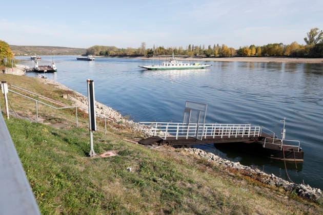 Historischer Minuspegel 29.09.2026 Aufgrund Niedrigwasser weist der Rhein für die Fähre Landskrone zwischen Kornsand und Nierstein für Worms einen aktuellen Minuspegel von minus 27 Zentimeter auf. Dies ist ein historisches Rekordtief. Baggerarbeiten in den letzten Tagen an der Anlegestelle Kornsand ermöglichen jetzt das Anlegen der Rheinfähre mit geringer Ladungsauslastung. Erst längerer Niederschlag würde die Situation verbessern Kornsand Hessen Deutschland