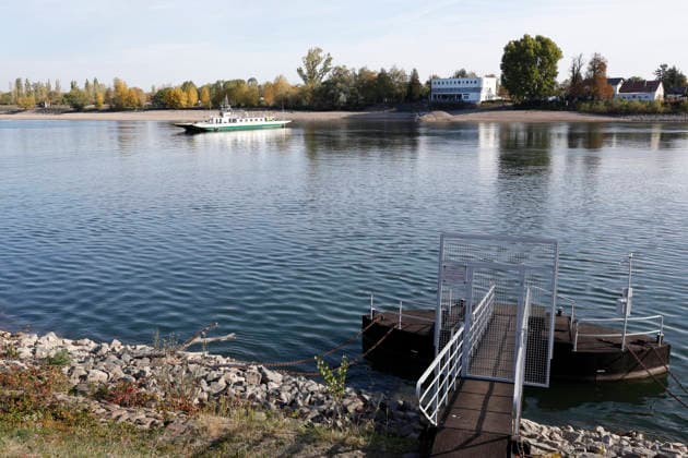 Historischer Minuspegel 29.09.2026 Aufgrund Niedrigwasser weist der Rhein für die Fähre Landskrone zwischen Kornsand und Nierstein für Worms einen aktuellen Minuspegel von minus 27 Zentimeter auf. Dies ist ein historisches Rekordtief. Baggerarbeiten in den letzten Tagen an der Anlegestelle Kornsand ermöglichen jetzt das Anlegen der Rheinfähre mit geringer Ladungsauslastung. Erst längerer Niederschlag würde die Situation verbessern Kornsand Hessen Deutschland