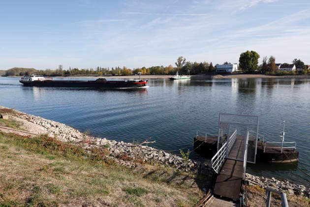 Historischer Minuspegel 29.09.2026 Aufgrund Niedrigwasser weist der Rhein für die Fähre Landskrone zwischen Kornsand und Nierstein für Worms einen aktuellen Minuspegel von minus 27 Zentimeter auf. Dies ist ein historisches Rekordtief. Baggerarbeiten in den letzten Tagen an der Anlegestelle Kornsand ermöglichen jetzt das Anlegen der Rheinfähre mit geringer Ladungsauslastung. Erst längerer Niederschlag würde die Situation verbessern Kornsand Hessen Deutschland