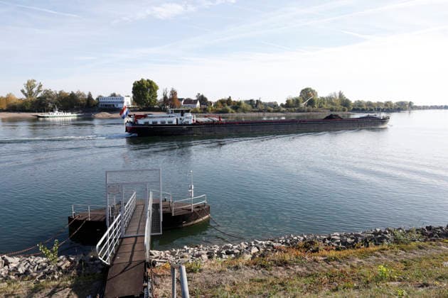 Historischer Minuspegel 29.09.2026 Aufgrund Niedrigwasser weist der Rhein für die Fähre Landskrone zwischen Kornsand und Nierstein für Worms einen aktuellen Minuspegel von minus 27 Zentimeter auf. Dies ist ein historisches Rekordtief. Baggerarbeiten in den letzten Tagen an der Anlegestelle Kornsand ermöglichen jetzt das Anlegen der Rheinfähre mit geringer Ladungsauslastung. Erst längerer Niederschlag würde die Situation verbessern Kornsand Hessen Deutschland