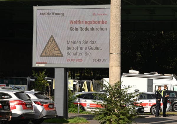 29.09.2026, xophax, öffentliches Leben, Köln, Cologne. Rodenkirchen. Bombenfund. Stadt Köln Warnung, Weltkriegsbombe. Köln