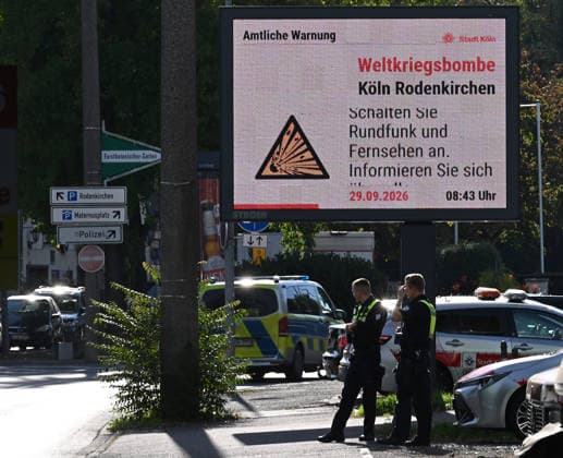 29.09.2026, xophax, öffentliches Leben, Köln, Cologne. Rodenkirchen. Bombenfund. Stadt Köln Warnung, Weltkriegsbombe. Köln