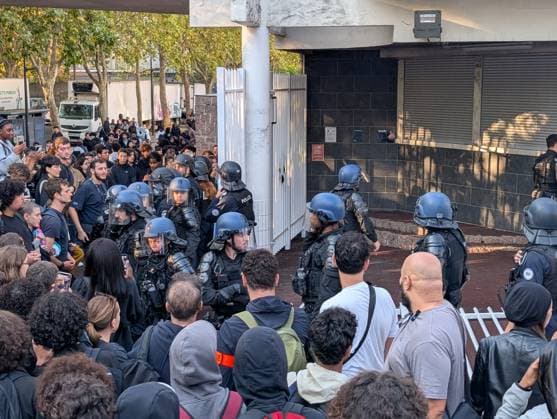 Student blockades spread across France over deteriorating learning conditions PARIS, FRANCE - SEPTEMBER 29: Security forces deployed as students gather in front of barricaded access gates during a blockade at the Lycee Paul-Eluard high school in the northern Paris suburb of Saint-Denis, France, on September 29, 2026. Protests and student-led entrance blockades have intensified across Ile-de-France and regional urban centers in recent days, as secondary students demonstrate against poor learning conditions. Luc Auffret Anadolu Paris France. Editorial use only. Please get in touch for any other usage.  Copyright: x2026xAnadoluxLucxAuffretx