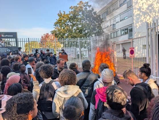 Student blockades spread across France over deteriorating learning conditions PARIS, FRANCE - SEPTEMBER 29: Students gather in front of barricaded access gates during a blockade at the Lycee Paul-Eluard high school in the northern Paris suburb of Saint-Denis, France, on September 29, 2026. Protests and student-led entrance blockades have intensified across Ile-de-France and regional urban centers in recent days, as secondary students demonstrate against poor learning conditions. Luc Auffret Anadolu Paris France. Editorial use only. Please get in touch for any other usage.  Copyright: x2026xAnadoluxLucxAuffretx