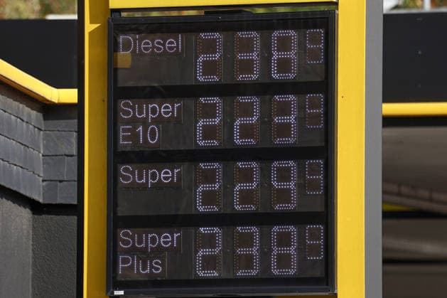 Wie ist die weitere Entwicklung der Spritpreise? Die Spritpreise sind weiterhin auf sehr hohem Niveau. CLASSIC Tankstelle in Mudersbach. Die Spritpreise am Vormittag. Der aktuelle Preis fuer (für) Diesel, Super E10 und Super liegt weit ueber (über) 2 Euro. Diesel liegt bei 2,38 Euro, Super E10 bei 2,23 Euro und Super bei 2,29 Euro. Tankstelle, Spritpreise am 29.09.2026 in Mudersbach Deutschland.