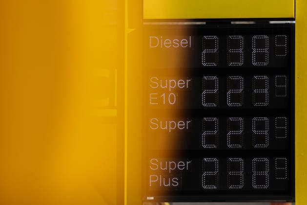 Wie ist die weitere Entwicklung der Spritpreise? Die Spritpreise sind weiterhin auf sehr hohem Niveau. CLASSIC Tankstelle in Mudersbach. Die Spritpreise am Vormittag. Der aktuelle Preis fuer (für) Diesel, Super E10 und Super liegt weit ueber (über) 2 Euro. Diesel liegt bei 2,38 Euro, Super E10 bei 2,23 Euro und Super bei 2,29 Euro. Tankstelle, Spritpreise am 29.09.2026 in Mudersbach Deutschland.