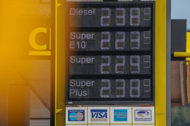 Wie ist die weitere Entwicklung der Spritpreise? Die Spritpreise sind weiterhin auf sehr hohem Niveau. CLASSIC Tankstelle in Mudersbach. Die Spritpreise am Vormittag. Der aktuelle Preis fuer (für) Diesel, Super E10 und Super liegt weit ueber (über) 2 Euro. Diesel liegt bei 2,38 Euro, Super E10 bei 2,23 Euro und Super bei 2,29 Euro. Tankstelle, Spritpreise am 29.09.2026 in Mudersbach Deutschland.