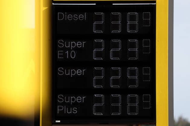 Wie ist die weitere Entwicklung der Spritpreise? Die Spritpreise sind weiterhin auf sehr hohem Niveau. CLASSIC Tankstelle in Mudersbach. Die Spritpreise am Vormittag. Der aktuelle Preis fuer (für) Diesel, Super E10 und Super liegt weit ueber (über) 2 Euro. Diesel liegt bei 2,38 Euro, Super E10 bei 2,23 Euro und Super bei 2,29 Euro. Tankstelle, Spritpreise am 29.09.2026 in Mudersbach Deutschland.