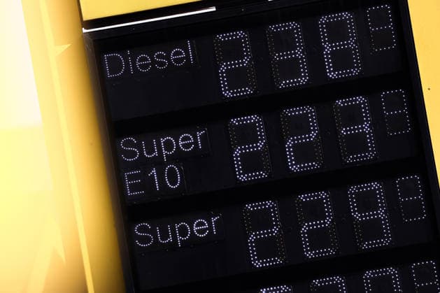 Wie ist die weitere Entwicklung der Spritpreise? Die Spritpreise sind weiterhin auf sehr hohem Niveau. CLASSIC Tankstelle in Mudersbach. Die Spritpreise am Vormittag. Der aktuelle Preis fuer (für) Diesel, Super E10 und Super liegt weit ueber (über) 2 Euro. Diesel liegt bei 2,38 Euro, Super E10 bei 2,23 Euro und Super bei 2,29 Euro. Tankstelle, Spritpreise am 29.09.2026 in Mudersbach Deutschland.