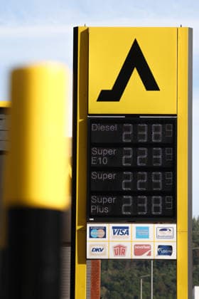 Wie ist die weitere Entwicklung der Spritpreise? Die Spritpreise sind weiterhin auf sehr hohem Niveau. CLASSIC Tankstelle in Mudersbach. Die Spritpreise am Vormittag. Der aktuelle Preis fuer (für) Diesel, Super E10 und Super liegt weit ueber (über) 2 Euro. Diesel liegt bei 2,38 Euro, Super E10 bei 2,23 Euro und Super bei 2,29 Euro. Tankstelle, Spritpreise am 29.09.2026 in Mudersbach Deutschland.
