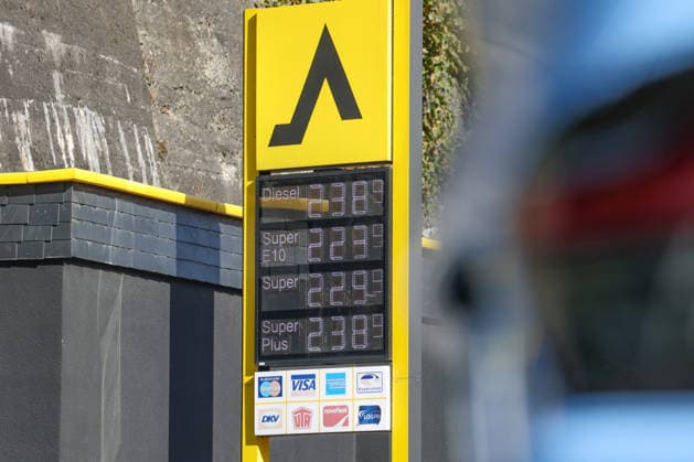 Wie ist die weitere Entwicklung der Spritpreise? Die Spritpreise sind weiterhin auf sehr hohem Niveau. CLASSIC Tankstelle in Mudersbach. Die Spritpreise am Vormittag. Der aktuelle Preis fuer (für) Diesel, Super E10 und Super liegt weit ueber (über) 2 Euro. Diesel liegt bei 2,38 Euro, Super E10 bei 2,23 Euro und Super bei 2,29 Euro. Tankstelle, Spritpreise am 29.09.2026 in Mudersbach Deutschland.