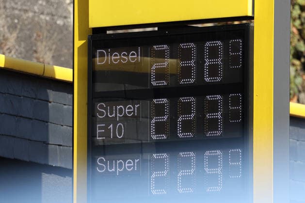 Wie ist die weitere Entwicklung der Spritpreise? Die Spritpreise sind weiterhin auf sehr hohem Niveau. CLASSIC Tankstelle in Mudersbach. Die Spritpreise am Vormittag. Der aktuelle Preis fuer (für) Diesel, Super E10 und Super liegt weit ueber (über) 2 Euro. Diesel liegt bei 2,38 Euro, Super E10 bei 2,23 Euro und Super bei 2,29 Euro. Tankstelle, Spritpreise am 29.09.2026 in Mudersbach Deutschland.