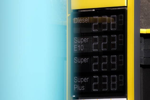 Wie ist die weitere Entwicklung der Spritpreise? Die Spritpreise sind weiterhin auf sehr hohem Niveau. CLASSIC Tankstelle in Mudersbach. Die Spritpreise am Vormittag. Der aktuelle Preis fuer (für) Diesel, Super E10 und Super liegt weit ueber (über) 2 Euro. Diesel liegt bei 2,38 Euro, Super E10 bei 2,23 Euro und Super bei 2,29 Euro. Tankstelle, Spritpreise am 29.09.2026 in Mudersbach Deutschland.