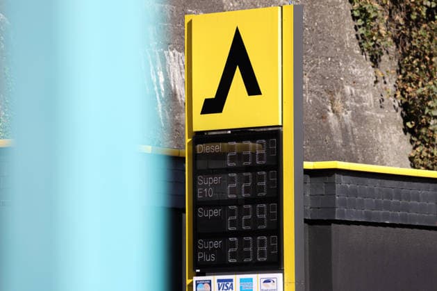 Wie ist die weitere Entwicklung der Spritpreise? Die Spritpreise sind weiterhin auf sehr hohem Niveau. CLASSIC Tankstelle in Mudersbach. Die Spritpreise am Vormittag. Der aktuelle Preis fuer (für) Diesel, Super E10 und Super liegt weit ueber (über) 2 Euro. Diesel liegt bei 2,38 Euro, Super E10 bei 2,23 Euro und Super bei 2,29 Euro. Tankstelle, Spritpreise am 29.09.2026 in Mudersbach Deutschland.