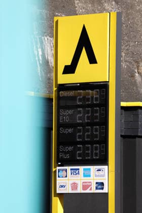 Wie ist die weitere Entwicklung der Spritpreise? Die Spritpreise sind weiterhin auf sehr hohem Niveau. CLASSIC Tankstelle in Mudersbach. Die Spritpreise am Vormittag. Der aktuelle Preis fuer (für) Diesel, Super E10 und Super liegt weit ueber (über) 2 Euro. Diesel liegt bei 2,38 Euro, Super E10 bei 2,23 Euro und Super bei 2,29 Euro. Tankstelle, Spritpreise am 29.09.2026 in Mudersbach Deutschland.