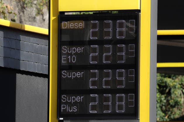 Wie ist die weitere Entwicklung der Spritpreise? Die Spritpreise sind weiterhin auf sehr hohem Niveau. CLASSIC Tankstelle in Mudersbach. Die Spritpreise am Vormittag. Der aktuelle Preis fuer (für) Diesel, Super E10 und Super liegt weit ueber (über) 2 Euro. Diesel liegt bei 2,38 Euro, Super E10 bei 2,23 Euro und Super bei 2,29 Euro. Tankstelle, Spritpreise am 29.09.2026 in Mudersbach Deutschland.