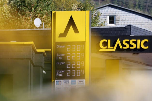 Wie ist die weitere Entwicklung der Spritpreise? Die Spritpreise sind weiterhin auf sehr hohem Niveau. CLASSIC Tankstelle in Mudersbach. Die Spritpreise am Vormittag. Der aktuelle Preis fuer (für) Diesel, Super E10 und Super liegt weit ueber (über) 2 Euro. Diesel liegt bei 2,38 Euro, Super E10 bei 2,23 Euro und Super bei 2,29 Euro. Tankstelle, Spritpreise am 29.09.2026 in Mudersbach Deutschland.