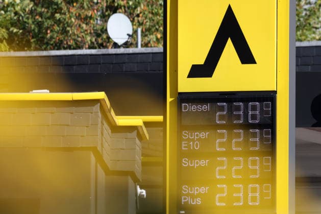 Wie ist die weitere Entwicklung der Spritpreise? Die Spritpreise sind weiterhin auf sehr hohem Niveau. CLASSIC Tankstelle in Mudersbach. Die Spritpreise am Vormittag. Der aktuelle Preis fuer (für) Diesel, Super E10 und Super liegt weit ueber (über) 2 Euro. Diesel liegt bei 2,38 Euro, Super E10 bei 2,23 Euro und Super bei 2,29 Euro. Tankstelle, Spritpreise am 29.09.2026 in Mudersbach Deutschland.