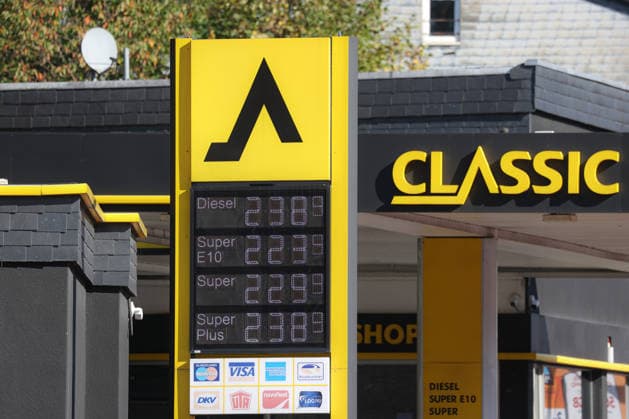 Wie ist die weitere Entwicklung der Spritpreise? Die Spritpreise sind weiterhin auf sehr hohem Niveau. CLASSIC Tankstelle in Mudersbach. Die Spritpreise am Vormittag. Der aktuelle Preis fuer (für) Diesel, Super E10 und Super liegt weit ueber (über) 2 Euro. Diesel liegt bei 2,38 Euro, Super E10 bei 2,23 Euro und Super bei 2,29 Euro. Tankstelle, Spritpreise am 29.09.2026 in Mudersbach Deutschland.