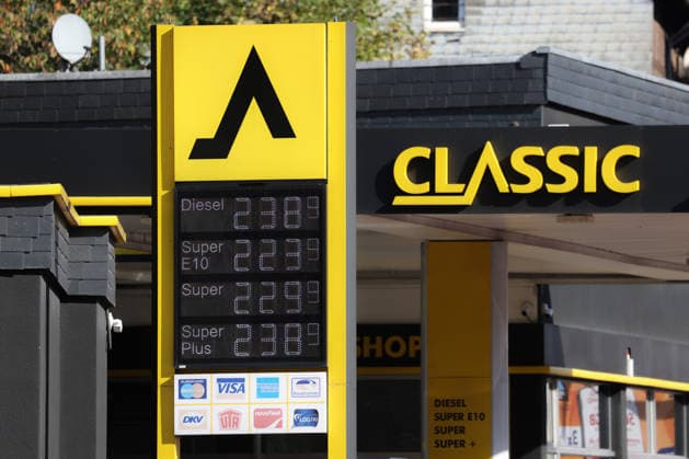Wie ist die weitere Entwicklung der Spritpreise? Die Spritpreise sind weiterhin auf sehr hohem Niveau. CLASSIC Tankstelle in Mudersbach. Die Spritpreise am Vormittag. Der aktuelle Preis fuer (für) Diesel, Super E10 und Super liegt weit ueber (über) 2 Euro. Diesel liegt bei 2,38 Euro, Super E10 bei 2,23 Euro und Super bei 2,29 Euro. Tankstelle, Spritpreise am 29.09.2026 in Mudersbach Deutschland.