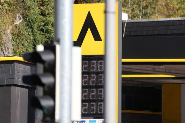 Wie ist die weitere Entwicklung der Spritpreise? Die Spritpreise sind weiterhin auf sehr hohem Niveau. CLASSIC Tankstelle in Mudersbach. Die Spritpreise am Vormittag. Der aktuelle Preis fuer (für) Diesel, Super E10 und Super liegt weit ueber (über) 2 Euro. Diesel liegt bei 2,38 Euro, Super E10 bei 2,23 Euro und Super bei 2,29 Euro. Tankstelle, Spritpreise am 29.09.2026 in Mudersbach Deutschland.