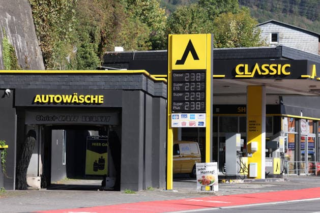 Wie ist die weitere Entwicklung der Spritpreise? Die Spritpreise sind weiterhin auf sehr hohem Niveau. CLASSIC Tankstelle in Mudersbach. Die Spritpreise am Vormittag. Der aktuelle Preis fuer (für) Diesel, Super E10 und Super liegt weit ueber (über) 2 Euro. Diesel liegt bei 2,38 Euro, Super E10 bei 2,23 Euro und Super bei 2,29 Euro. Tankstelle, Spritpreise am 29.09.2026 in Mudersbach Deutschland.