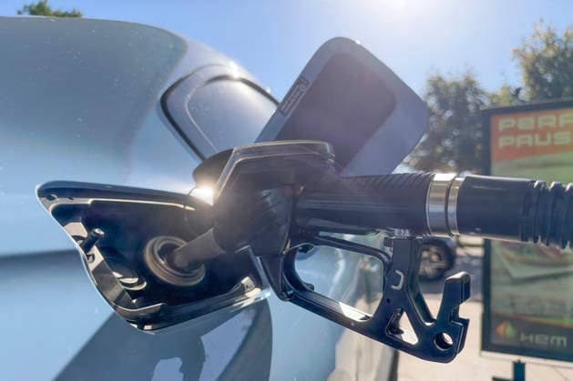 Wie ist die weitere Entwicklung der Spritpreise? Am Vormittag liegen die aktuellen Preise fuer (für) Diesel, Super E10 und Super deutlich ueber (über) 2 Euro. Ein blaues Auto wird an einer Tankstelle betankt. Die Tankpistole befindet sich im Tank eines Fahrzeuges. Das Fahrzeug wird mit Super E5 betankt. Tankstelle am 29.09.2026 in Siegen Deutschland.