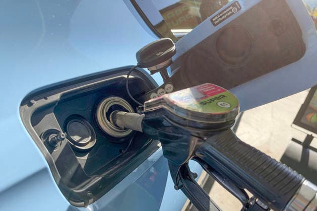 Wie ist die weitere Entwicklung der Spritpreise? Am Vormittag liegen die aktuellen Preise fuer (für) Diesel, Super E10 und Super deutlich ueber (über) 2 Euro. Ein blaues Auto wird an einer Tankstelle betankt. Die Tankpistole befindet sich im Tank eines Fahrzeuges. Das Fahrzeug wird mit Super E5 betankt. Tankstelle am 29.09.2026 in Siegen Deutschland.