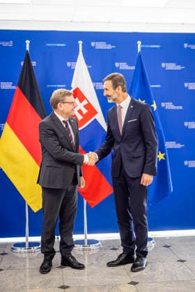 (L-R) Johann Wadephul (CDU), Bundesaussenminister, und Juraj Blanar, Aussenminister der Slowakei, aufgenommen im Rahmen eines Treffens in Bratislava, 29.09.2026. Fotografiert im Auftrag des Auswaertigen Amtes Bratislava Slowakei Copyright: xJulianexSonntagx