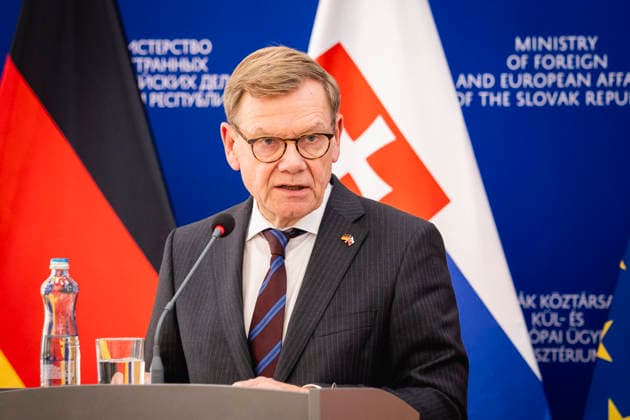 Johann Wadephul (CDU), Bundesaussenminister, aufgenommen im Rahmen einer Pressekonferenz in Bratislava, 29.09.2026. Fotografiert im Auftrag des Auswaertigen Amtes Bratislava Slowakei Copyright: xJulianexSonntagx