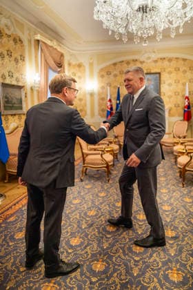 (L-R) Johann Wadephul (CDU), Bundesaussenminister, und Robert Fico, Ministerpraesident der Slowakei, aufgenommen im Rahmen eines Treffens in Bratislava, 29.09.2026. Fotografiert im Auftrag des Auswaertigen Amtes Bratislava Slowakei Copyright: xJulianexSonntagx