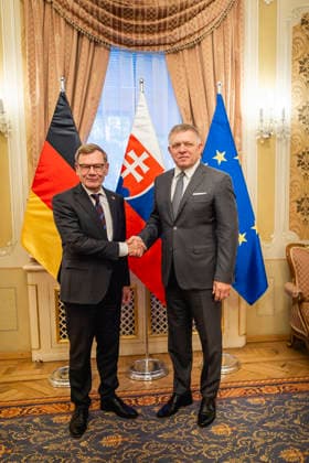 (L-R) Johann Wadephul (CDU), Bundesaussenminister, und Robert Fico, Ministerpraesident der Slowakei, aufgenommen im Rahmen eines Treffens in Bratislava, 29.09.2026. Fotografiert im Auftrag des Auswaertigen Amtes Bratislava Slowakei Copyright: xJulianexSonntagx